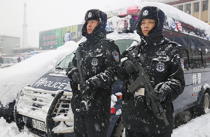 特警屯警街面保平安之雪中站岗-市公安局-马宁